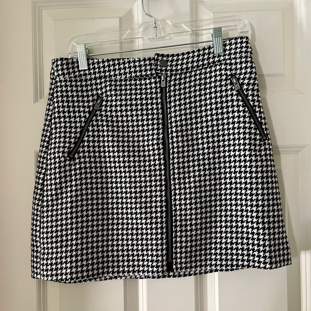 Hollister Black and White Houndstooth Ultra High
Rise Mini Skirt w/ Zippers L